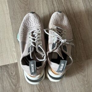 Nike Men's Light Gray Sneakers